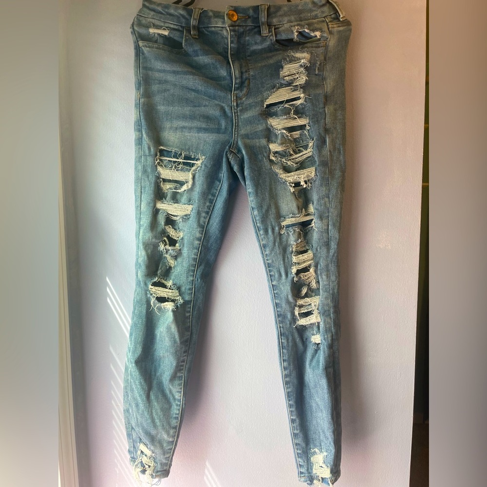 CURVY AMERICAN EAGLE HIGH RISE RIPPED JEANS